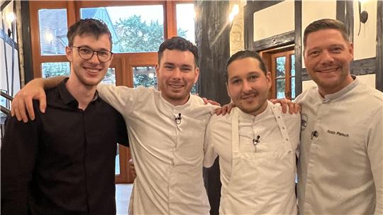 Die Kandidaten stehen mit Sternekoch Robin Pietsch nebeneinander im Restaurant „Kiku“.