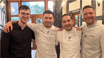 Die Kandidaten stehen mit Sternekoch Robin Pietsch nebeneinander im Restaurant „Kiku“.