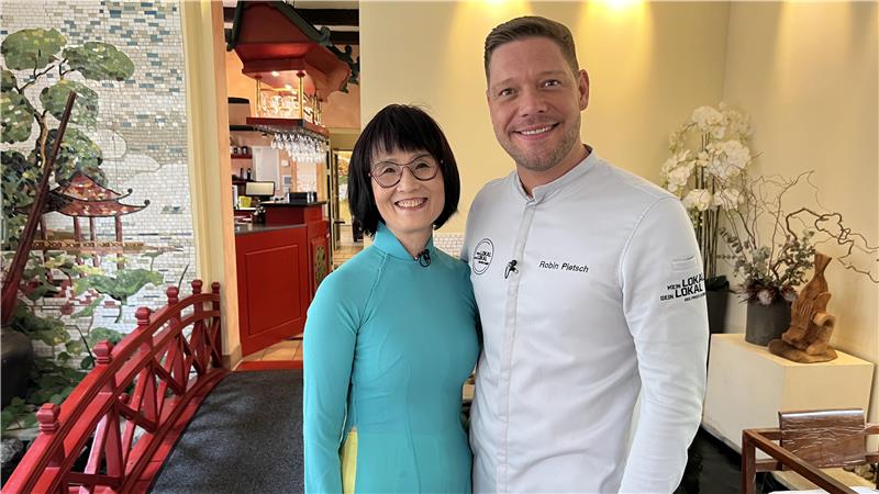 Auf dem Foto stehen Huong Trute und Robin Pietsch im Restaurant "Orchidea Huong".