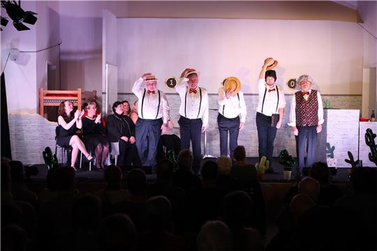 „Mein kleiner grüner Kaktus“: Die Herren vom Männergesangsverein „Die goldene Stimmgabel“ legen sich bei der Premiere ins Zeug. Foto: Neuendorf
