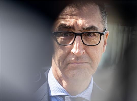 «Meine Eltern wollten danach, dass ich mich öffentlich zurückhalte, damit ich nicht selber zur Zielscheibe werde»: Cem Özdemir über den Brandanschlag von Solingen.