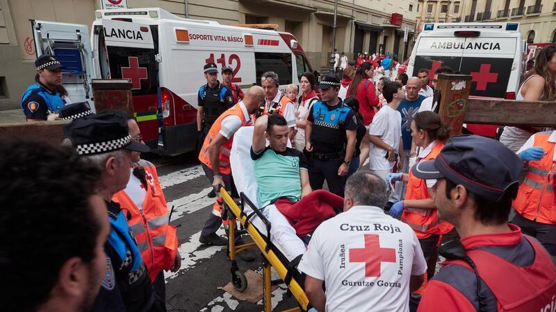 Meistens bleibt es bei leichteren Verletzungen wie Prellungen und Gerhirnerschütterungen. Aber der Tod rennt bei den Stierhatzen im nordspanischen Pamplona mmer mit. Seit 1924 gab es 16 Todesopfer, das letzte 2009.