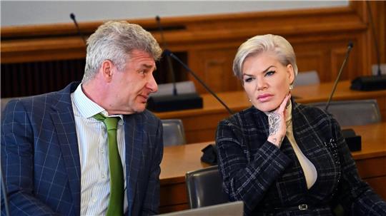 Melanie Müller bestreitet, einen Hitlergruß gezeigt zu haben.