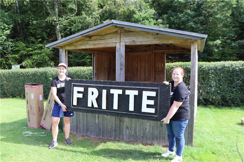 Technik für 900.000 Euro bei „Rock am Beckenrand“ Melanie Stöcks aus Kiel und Katharina Abeler aus Goslar sind Teil des fast 30-köpfigen Aufbauteam im Waldfreibad. Foto: Neddermeier