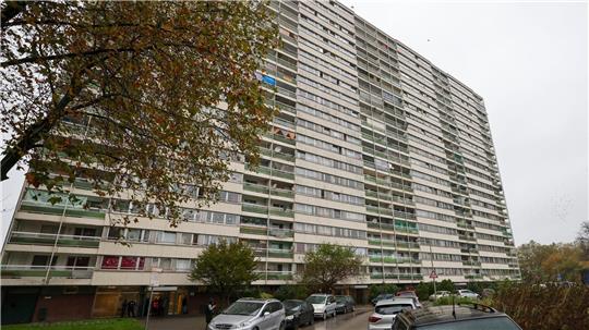 Meldekontrolle durch verschiedene Behörden am Problem-Hochhaus „Weißer Riese“ im Stadtteil Homberg,