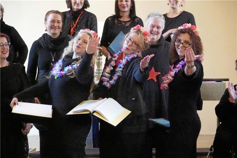 St.-Nicolai-Chor: So fröhlich kann Weihnachten klingen „Mele Kalikimaka“: Nina Deutsch, Claudia Scheer und Julia Krüger-Köihe wünschen frohe Weihnachten auf hawaiianisch – stilecht mit Blumenketten.