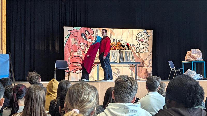 Melek lässt sich auf Joscha fallen, bei einer Vertrauensübung.