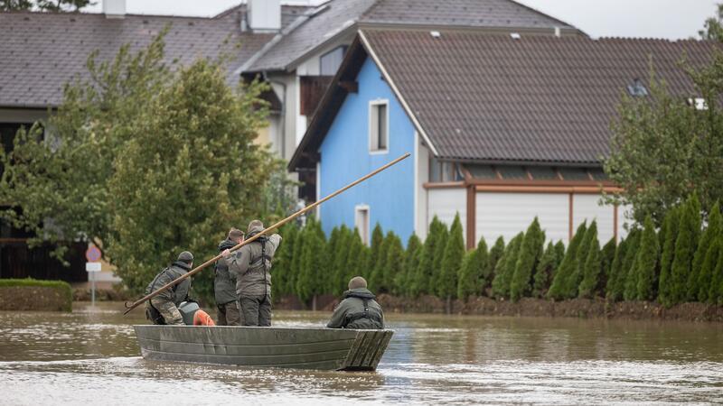 Hochwasser in Europa - reißende Ströme richten Schäden an „Melker Pioniere“ des österreichischen Bundesheeres sind in Niederösterreich im Hochwassereinsatz.