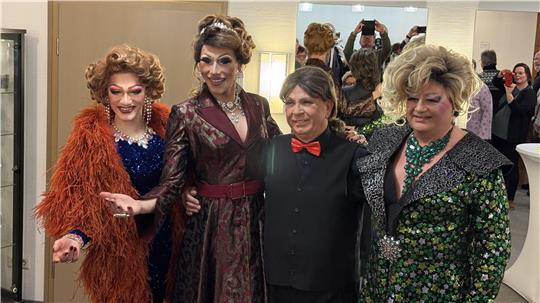 Melody Heart, Ottilie S., Mr. Lothar und Roy stehen in der Pause für Fotos mit dem Publikum zur Verfügung.