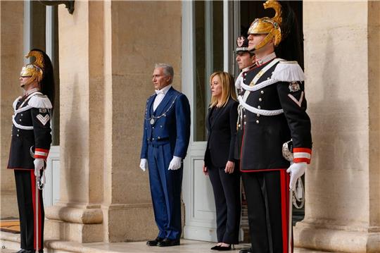 Meloni ist als erste Frau in der Geschichte Italiens im Amt der Regierungschefin vereidigt worden.