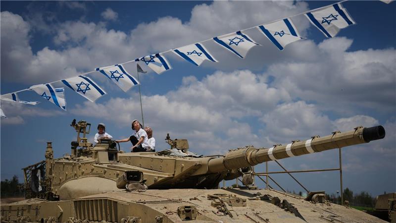 Memorial Day in Israel: Menschen klettern auf alte Panzer in der Gedenkstätte des Panzerkorps.