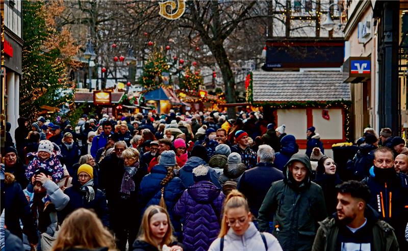 Volle Stadt, volle Kassen: Goslars Handel freut sich über Ansturm Mensch an Mensch: Die Goslarer Altstadt erlebt am Samstag einen Ansturm der Weihnachtseinkäufer. Fotos: Epping