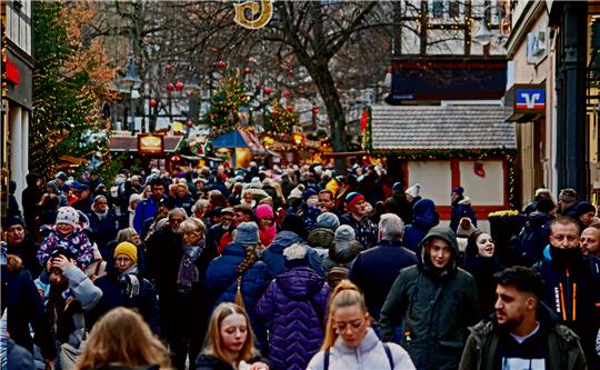Mensch an Mensch: Die Goslarer Altstadt erlebt am Samstag einen Ansturm der Weihnachtseinkäufer. Fotos: Epping