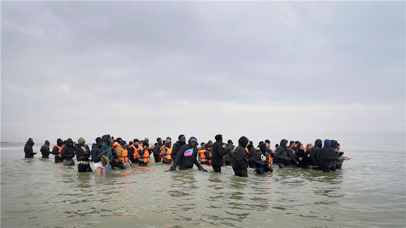 Menschen auf dem Weg über den Ärmelkanal 