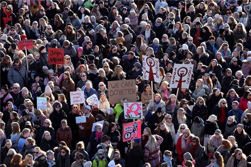 Großer Frauenstreik auf Island für mehr Gleichberechtigung Menschen aus ganz Island versammeln sich während des Frauenstreiks. Unzählige Frauen haben auf Island einen Tag lang ihre Arbeit niedergelegt, um damit mehr Gleichberechtigung einzufordern.