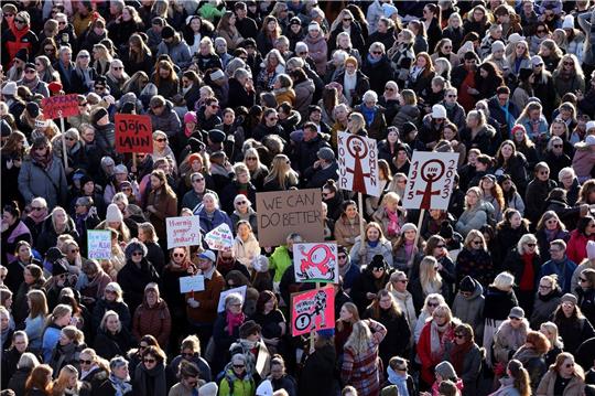 Menschen aus ganz Island versammeln sich während des Frauenstreiks. Unzählige Frauen haben auf Island einen Tag lang ihre Arbeit niedergelegt, um damit mehr Gleichberechtigung einzufordern.