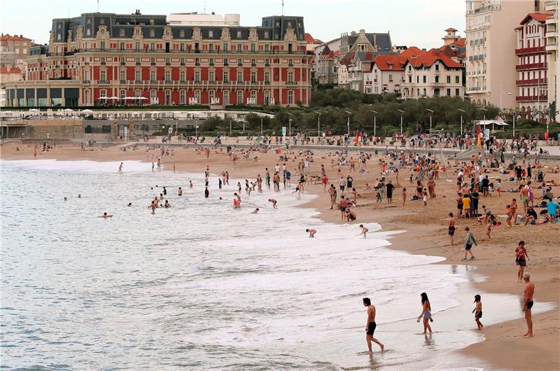 Temperaturen bis 30 Grad in Frankreich erwartet Menschen baden im Meer - Biarritz Ende Oktober.