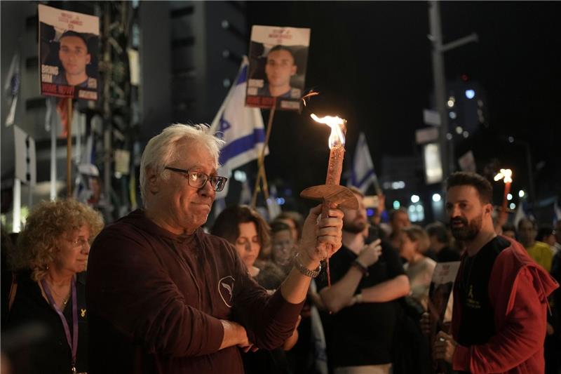 Menschen bei einer Kundgebung in Tel Aviv.
