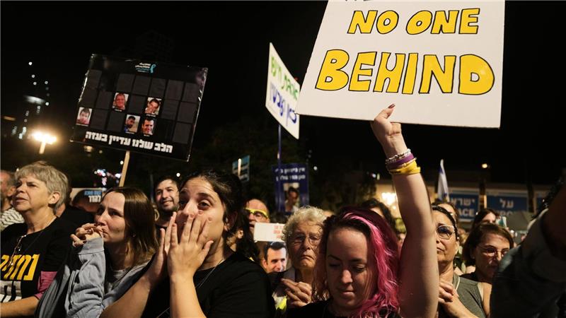Menschen bei einer Kundgebung in Tel Aviv, auf der die Rückkehr der toten Geiseln gefordert wird. (Archivbild)