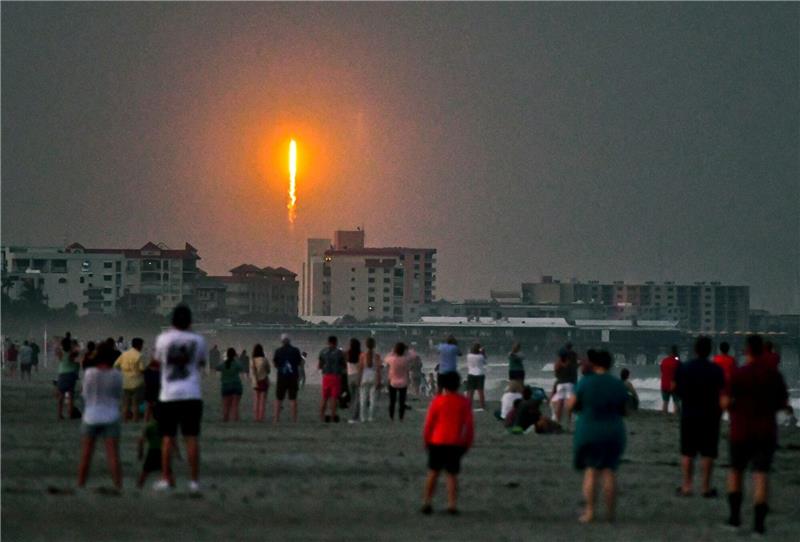Nasa-Raumsonde „Psyche” startet zu metallreichem Asteroiden Menschen beobachten am Cocoa Beach im US-Bundesstaat Florida, wie die SpaceX-Rakete in Cape Canaveral abhebt.
