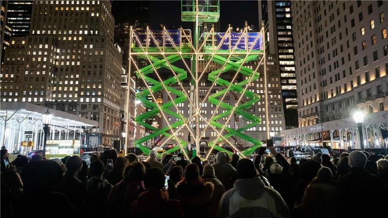 Menschen beobachten das Anzünden der weltgrößten Menora auf der Fifth Avenue.