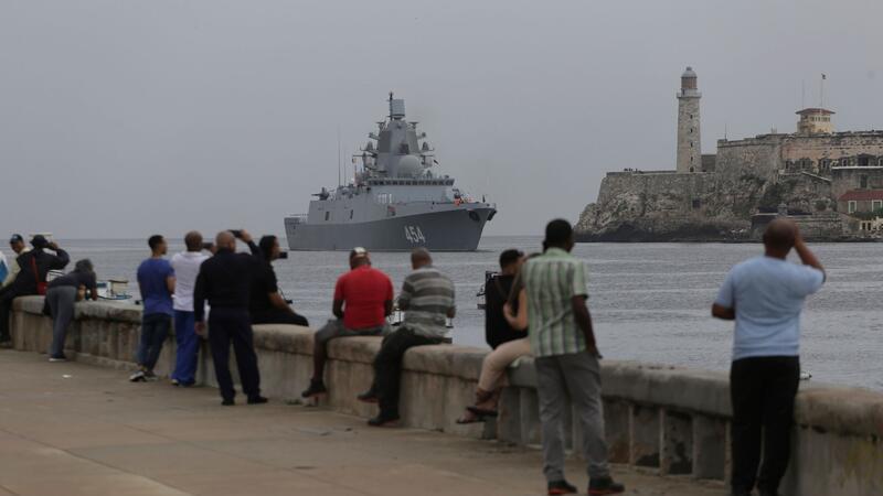 Russische Marineschiffe zu Hafenbesuch in Havanna Menschen beobachten die Ankunft der Fregatte „Admiral Gorschkow“ der russischen Marine im Hafen von Havanna.
