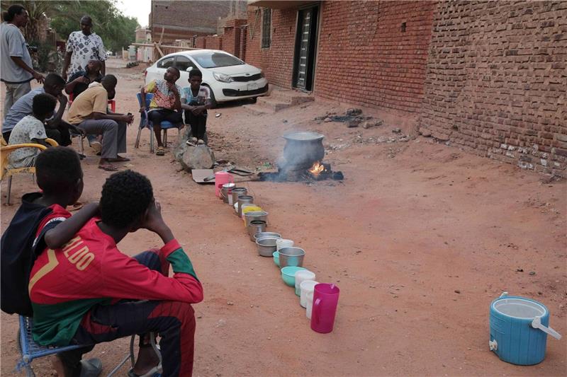 UN: Millionen Vertriebene, 4000 Tote durch Konflikt im Sudan Menschen bereiten in einem Viertel von Khartum Essen zu.