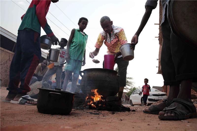 Sudan: RSF verkündet einseitige Waffenruhe Menschen bereiten in einem Viertel von Khartum Essen zu. Im Sudan soll eine Waffenpause gelten.