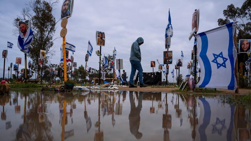 Bericht: Israels Armee erhielt vor 7. Oktober Warnungen Menschen besuchen den Ort, an dem am 7. Oktober 2023 bei dem Terrorangriff der Hamas auf das Nova-Musikfestival hunderte Feiernde getötet und entführt wurden.