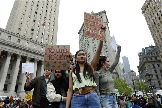 Menschen demonstrieren auf dem Foley Square für das Recht auf Abtreibung. Tausende Menschen haben in der US-Metropole New York gegen die möglicherweise drastische Einschränkung des Abtreibungsrechts demonstriert. Foto: picture alliance/dpa/AP | Jason Decrow