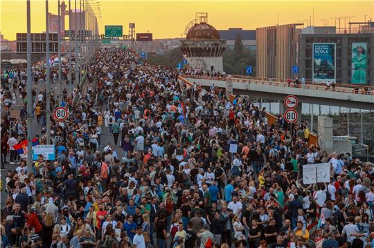 Menschen demonstrieren auf einer Autobahn in Belgrad gegen die jüngste Gewalt in Serbien.