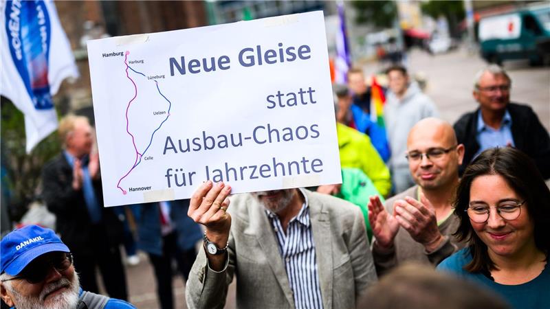 Menschen demonstrieren für den Neubau der Bahnstrecke Hamburg-Hannover. 