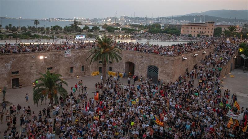 Menschen demonstrieren gegen den Massentourismus auf Mallorca.