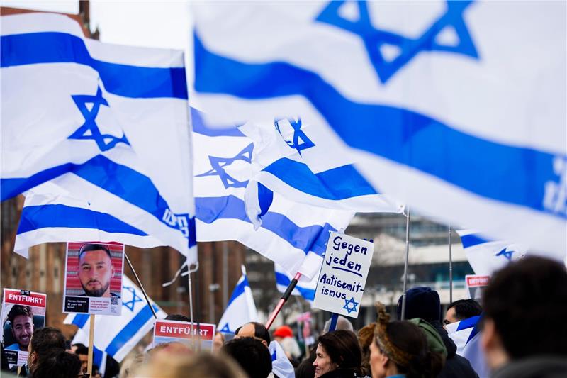 Zeiten der Angst, der Wut: Deutschland nach dem 7. Oktober Menschen demonstrieren in Berlin mit Israelischen Fahnen gegen Antisemitismus und für Solidarität mit Israel.