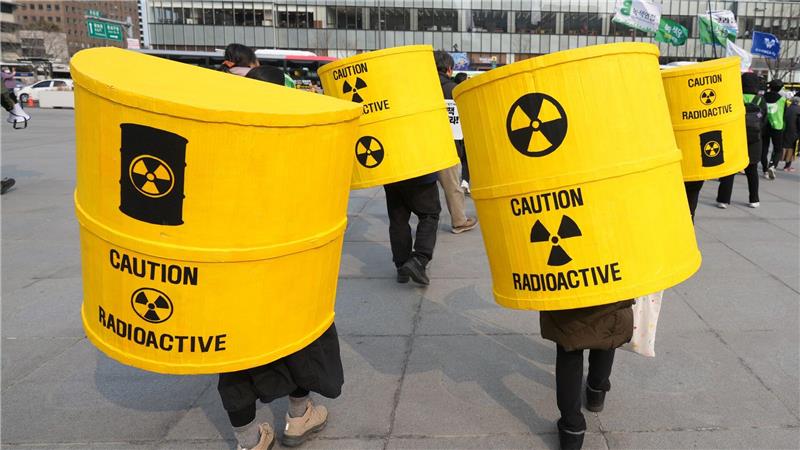 Menschen demonstrieren zum 15. Jahrestag der Atomkatastrophe von Fukushima im südkoreanischen Seoul gegen Atomkraft.