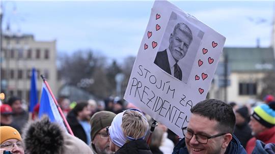 Menschen demonstrieren zur Unterstützung des tschechischen Präsidenten Pavel in Pardubice (Pardubitz), Ostböhmen. Auf dem Schild steht „Ich stehe zum Präsidenten“.