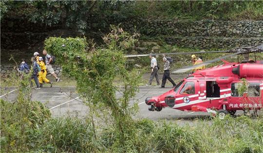 Menschen, die noch nach dem Erdbeben am 3. April im Taroko-Nationalpark festsaßen, konnten gerettet werden und verlassen in Begleitung von Rettungskräften den Hubschrauber.