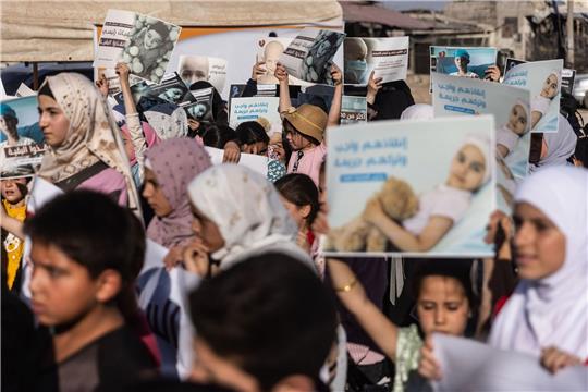 Menschen, die sich mit Krebspatienten solidarisieren, demonstrieren an der syrischen Grenze zur Türkei.