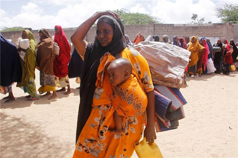 UN-Bericht warnt: Finanzierungslücken bei Klimaanpassung Menschen, die vor einer Dürre geflohen sind, in einer behelfsmäßigen Unterkunft für Vertriebene in Mogadischu (Somalia).