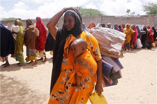 Menschen, die vor einer Dürre geflohen sind, in einer behelfsmäßigen Unterkunft für Vertriebene in Mogadischu (Somalia).