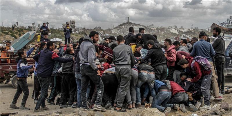 Menschen drängen sich um Pakete mit humanitärer Hilfe, die über dem nördlichen Gazastreifen abgeworfen wurden. Israel hat „sofortige Schritte“ zur Erhöhung humanitärer Hilfe für die Zivilbevölkerung beschlossen. Foto: Mahmoud Issa/dpa