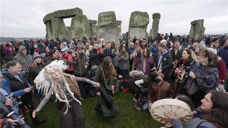 Menschen feiern die Wintersonnenwende am prähistorischen Monument von Stonehenge.