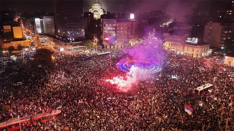 Menschen feiern, nachdem der Vorsitzende der rechtsgerichteten Serbischen Fortschrittspartei (SNS), Aleksandar Vucic, seine Niederlage bei der Parlamentswahl eingestanden hat.
