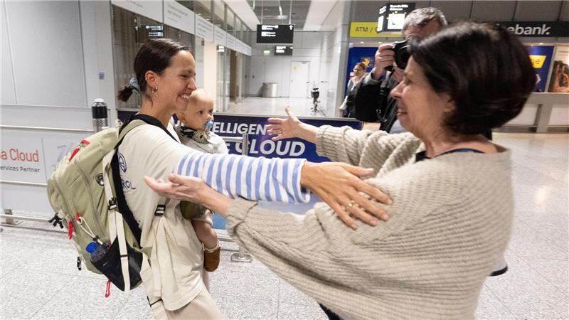 Menschen fielen ihren Lieben am Frankfurter Flughafen in die Arme.