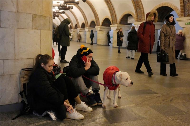 Ukraine meldet mehr als 120 Raketen gegen Infrastruktur Menschen finden während eines Raketenangriffs Schutz in einer U-Bahn-Station in Kiew.