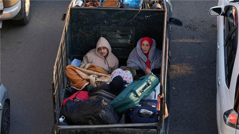 Menschen fliehen aus den Südlibanon