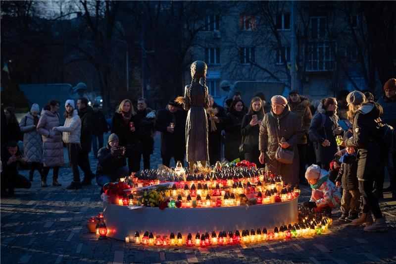 Krieg gegen die Ukraine: So ist die Lage Menschen gedenken der Opfer der Großen Hungersnot in der Ukraine von 1932/33.