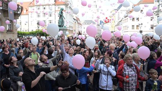 Menschen gedenken in Döbeln der getöteten Valeriia.