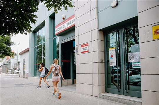 Menschen gehen an einem Arbeitsamt in Madrid vorbei: Die Zahl der registrierten Arbeitslosen in der Eurozone ist so tief wie noch nie seit Einführung des Euro.