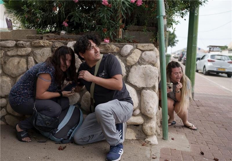 Psychologin: Bilder aus Israel können schwere Folgen haben Menschen gehen im südisraelischen Aschkelon vor Raketenbeschuss aus dem Gazastreifen in Deckung.